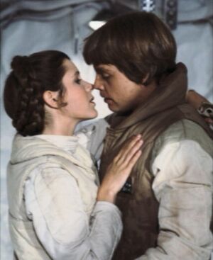 Leia luke kiss.jpg